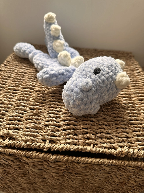 Doudou plat dinosaure au crochet en laine chenille spéciale bébé, création artisanale douce et sécurisée pour les tout-petits. 🦖💕