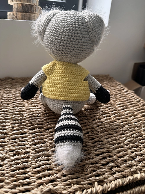 Ollie, raton laveur au crochet réalisé à la main en laine et coton, amigurumi artisanal de 21 cm.