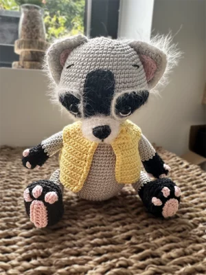 Ollie, raton laveur au crochet réalisé à la main en laine et coton, amigurumi artisanal de 21 cm.