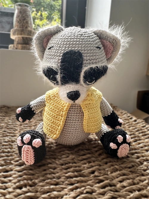 Ollie, raton laveur au crochet réalisé à la main en laine et coton, amigurumi artisanal de 21 cm.