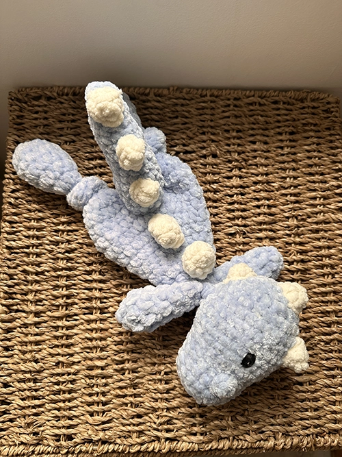 Doudou plat dinosaure au crochet en laine chenille spéciale bébé, création artisanale douce et sécurisée pour les tout-petits. 🦖💕