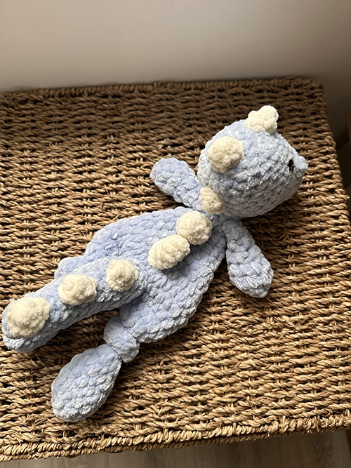 Doudou plat dinosaure au crochet en laine chenille spéciale bébé, création artisanale douce et sécurisée pour les tout-petits. 🦖💕