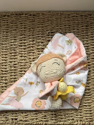 Doudou plat singe au crochet avec tissu motifs lapins et fleurs, verso en polaire Minky rose poudré ultra douce pour bébé.