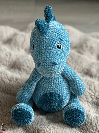 Dinosaure en crochet bleu turquoise en laine chenille fait main