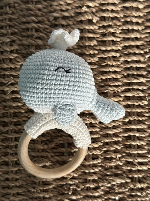Hochet bébé baleine en crochet fait main en coton