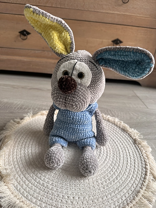 Lapin rigolo au crochet en laine chenille gris jaune et bleu
