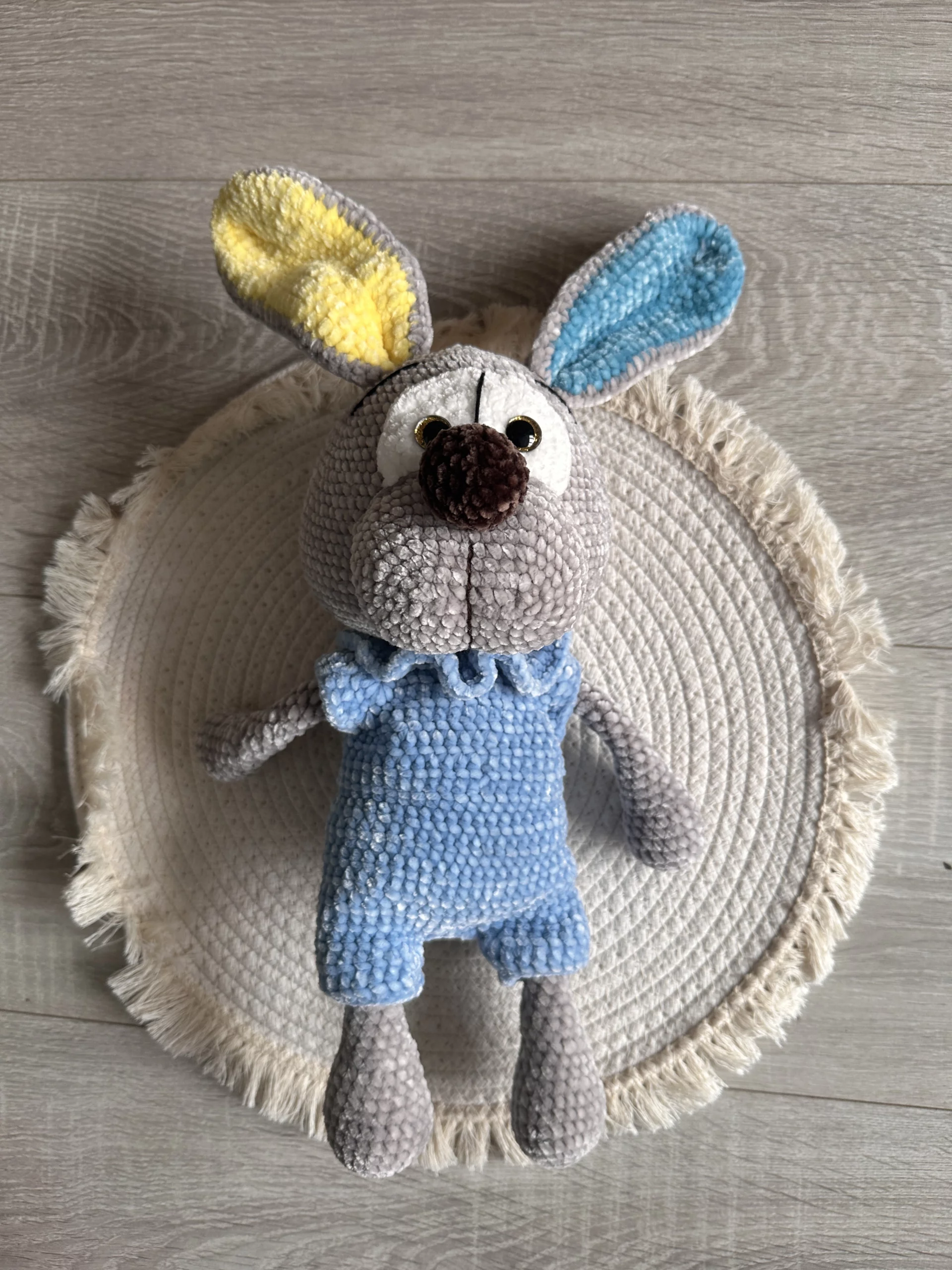 Détail du lapin en laine chenille toute douce au crochet