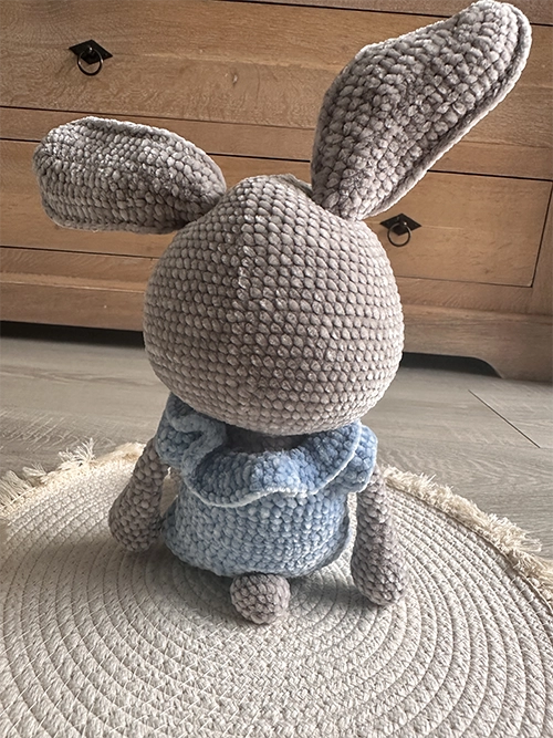 Détail du lapin en laine chenille toute douce au crochet