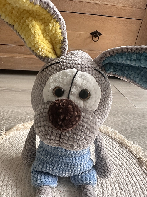 Détail du lapin en laine chenille toute douce au crochet