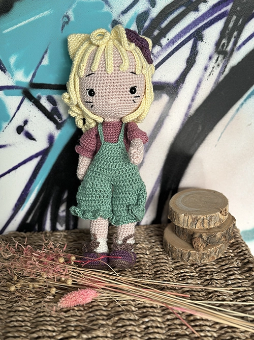 Lucia the Cat Doll violette et verte poupée chat au crochet 31 cm