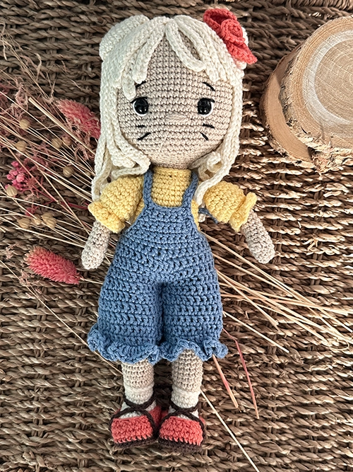 Lucia the Cat Doll jaune et bleue poupée chat au crochet 25 cm